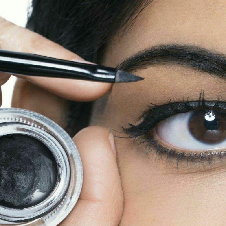 خط چشم حرفه‌ای؛ راز جذاب‌تر شدن فرم چشم‌ها