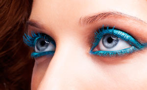 EEE9F9FA 4056 41AB A17D AB98B6B380E2AR VA Makeup Mistakes 07 Bright Blue Mascara