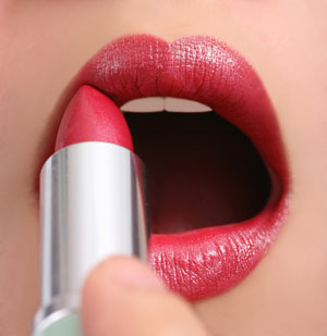 lipstickapplying lipstick ar7qevqh